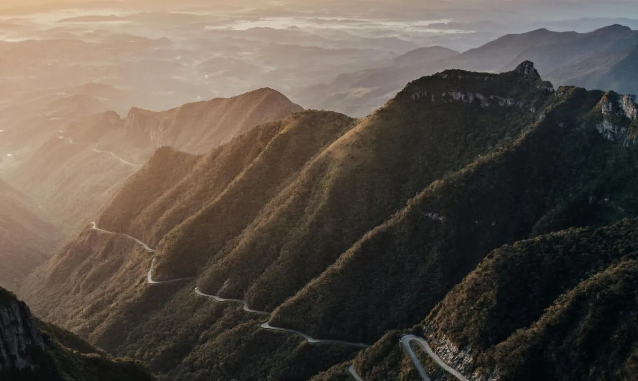 A imagem mostra a Serra Ga&uacute;cha e com um amanhecer